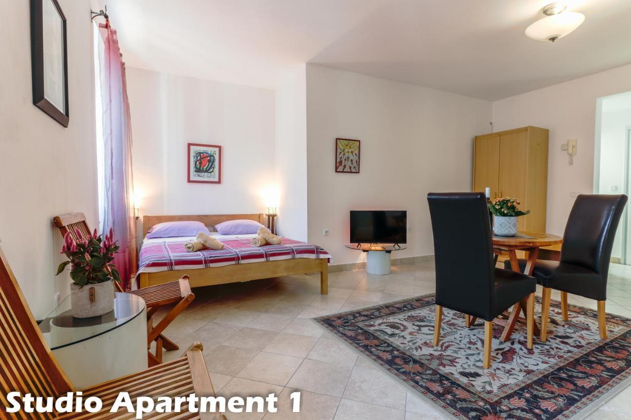 Art Apartments Vrsar Exterior photo